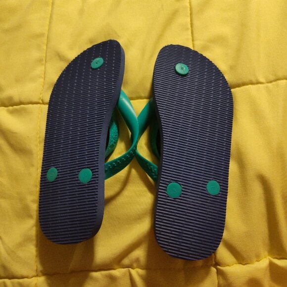 Unused Havaianas flip flops - Picture 2 of 2